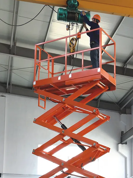 رافعة مقصية ذاتية الحركة