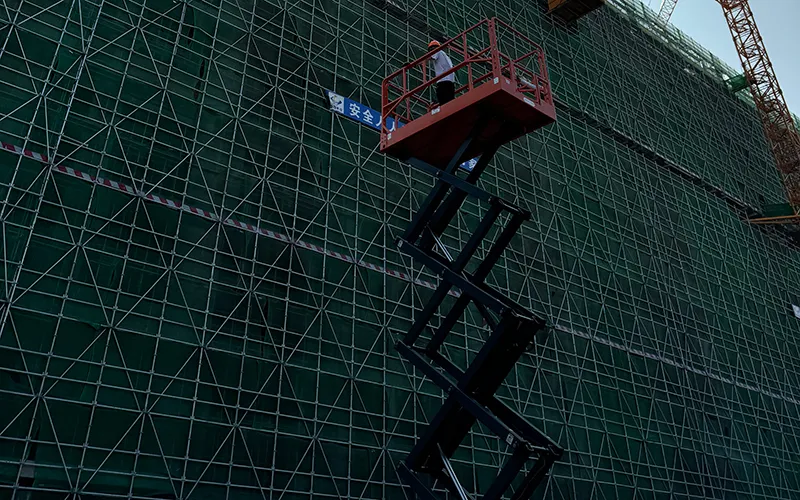 منصات الرافع الهوائية (الجوية) ومعدات مناولة المواد للإنشاءات